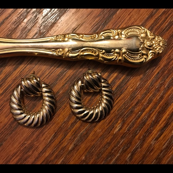 Beautiful Gold Earrings! - Picture 5 of 5